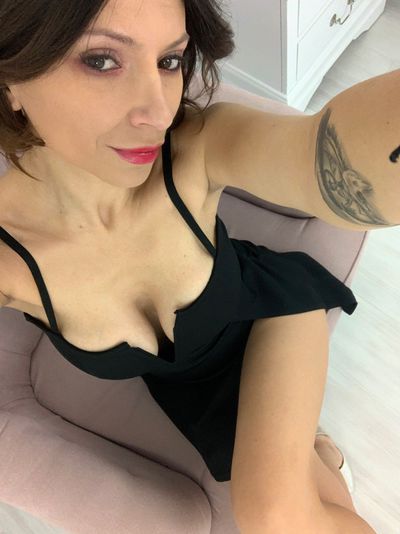 Lena Howard - Escort Girl from Chicago Illinois