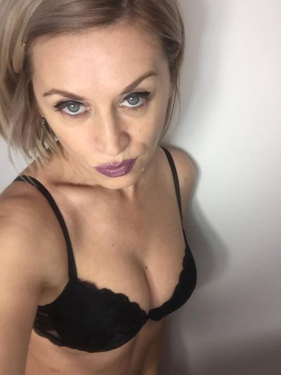 Bianka Ray - Escort Girl from Corona California