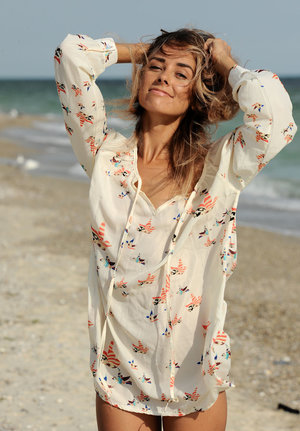 18 year old girl Arwen Gold loses her virginity after her car breaks down