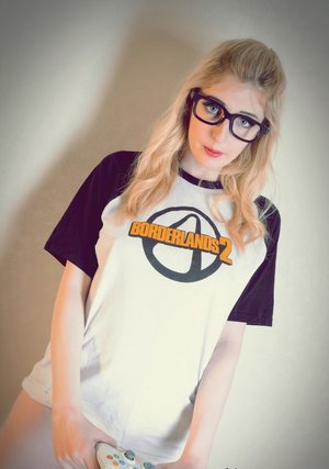 Blonde cosplay model Jessica Jensen parting pink labia lips outdoors