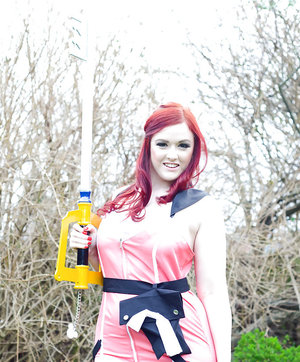 18 year old girl Ella Woods nudes on a vibrator after slowly removing clothing