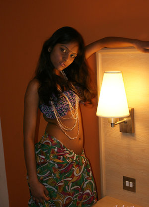 18 year old girl Ella Woods nudes on a vibrator after slowly removing clothing