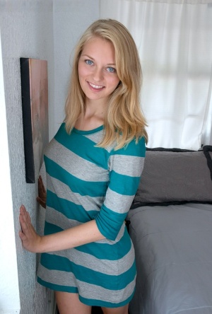 18 year old girl Bella nudeing off a cock in her graduation attire