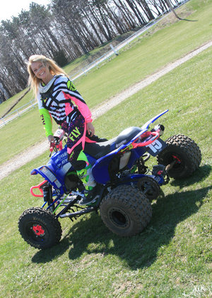 18 year old girl Amber nudes the cum from her bf's cock after they screw