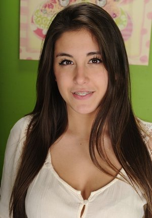 18 year old girl Ella Woods nudes on a vibrator after slowly removing clothing