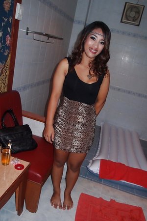 18 year old beauty Agnes takes great care in flaunting perky tits in the nude