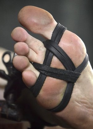 Leggy broad Felicia Kiss having painted toes nudeed before giving footjob